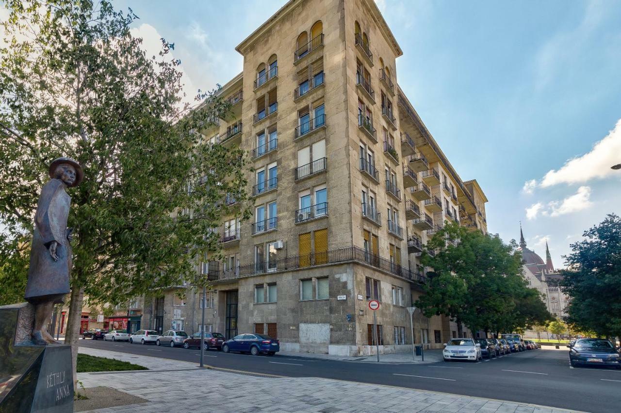Riverbank At Parliament Apartment Budapest